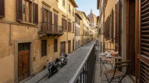 Balcone con colazione su una via del centro di Firenze, con palazzi storici e la cupola del Duomo sullo sfondo